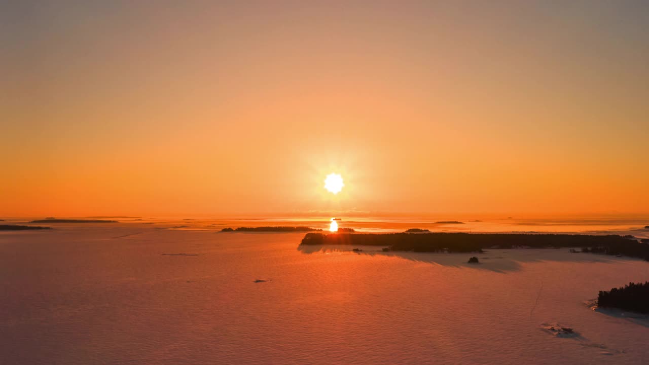 在被冰雪覆盖的波罗的海上空的日出的空中延时视频素材