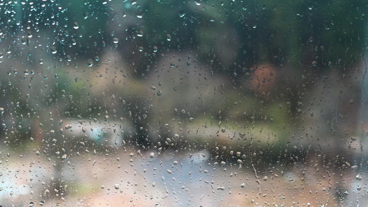 雨滴落在窗户玻璃上视频素材