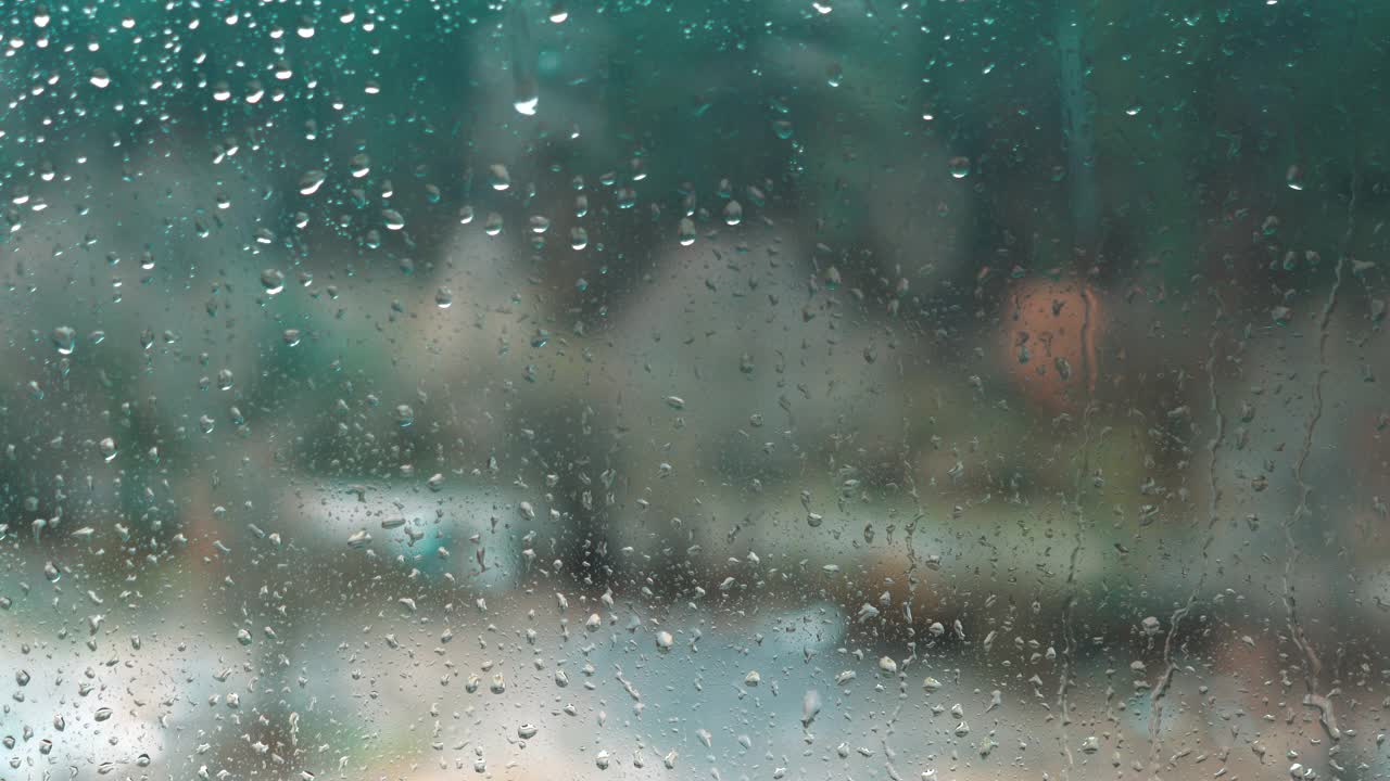 雨滴落在窗户玻璃上视频素材