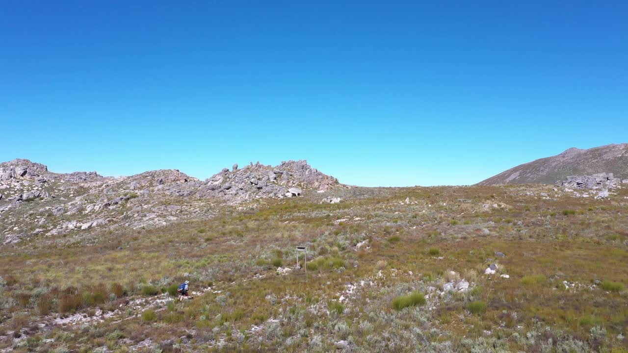 一个人在山里徒步旅行视频素材