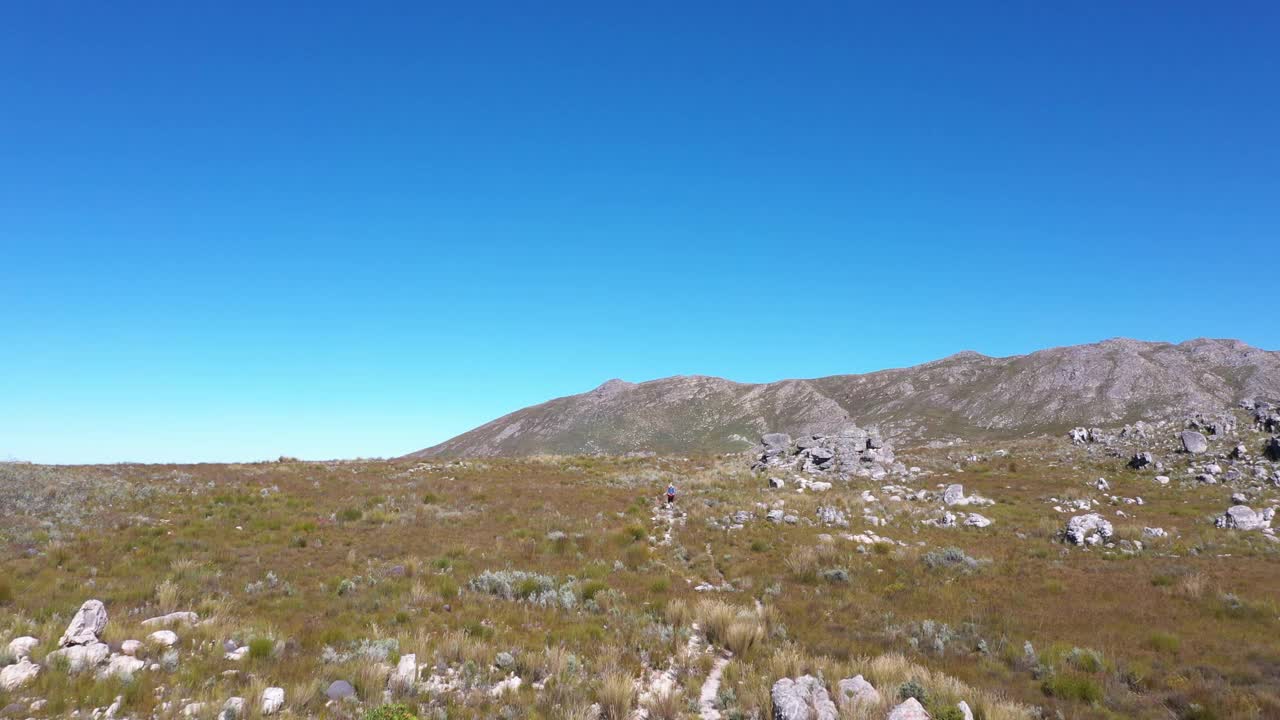 背着背包在山里徒步旅行的男人视频素材