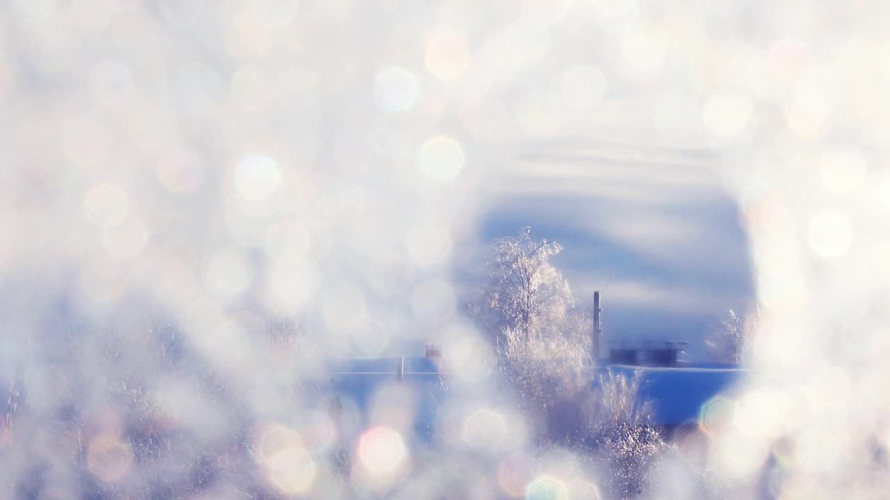 窗户上的冬季图案。阳光明媚的一天。一切都被雪覆盖着。雪和冰闪闪发光。手持摄像。温暖的光。冬季主题视频素材