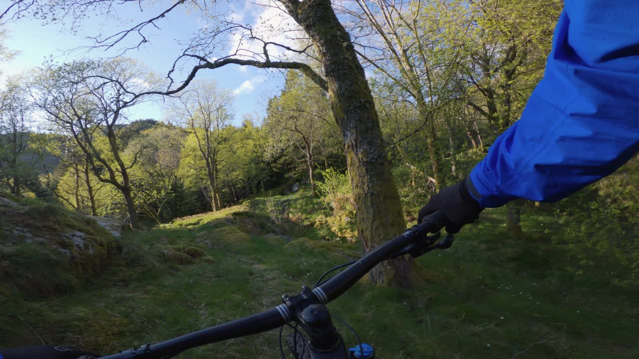 观点POV mtb山地车在卑尔根的山丘，挪威视频素材