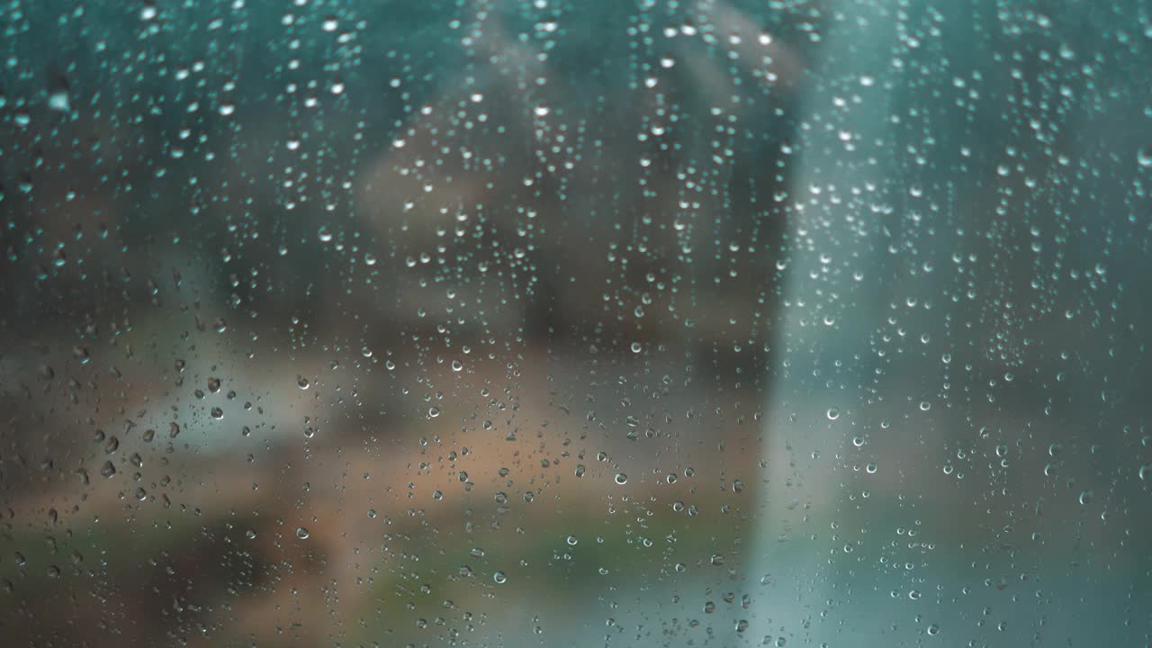 雨滴落在窗户玻璃上视频素材