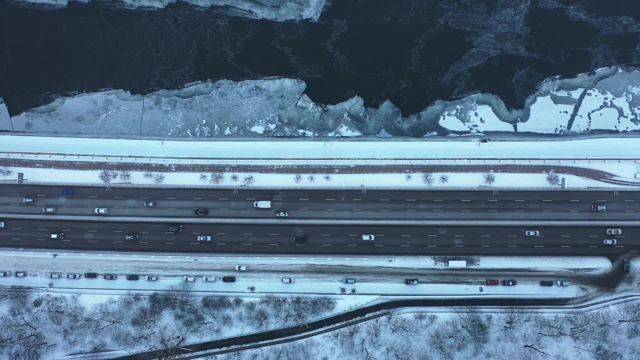 冰冻河流附近公路鸟瞰图视频素材