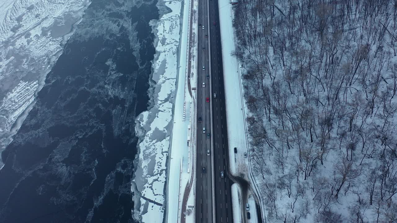 冰冻河流附近公路鸟瞰图视频素材