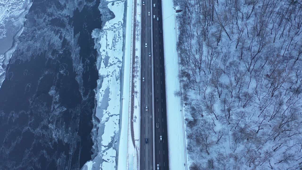 冰冻河流附近公路鸟瞰图视频素材