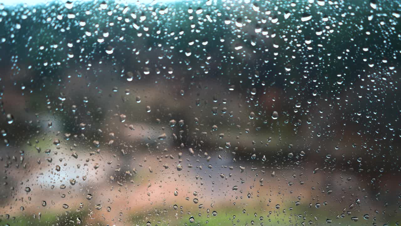 雨滴落在窗户玻璃上视频素材