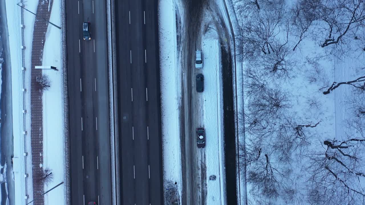 冰冻河流附近公路鸟瞰图视频素材