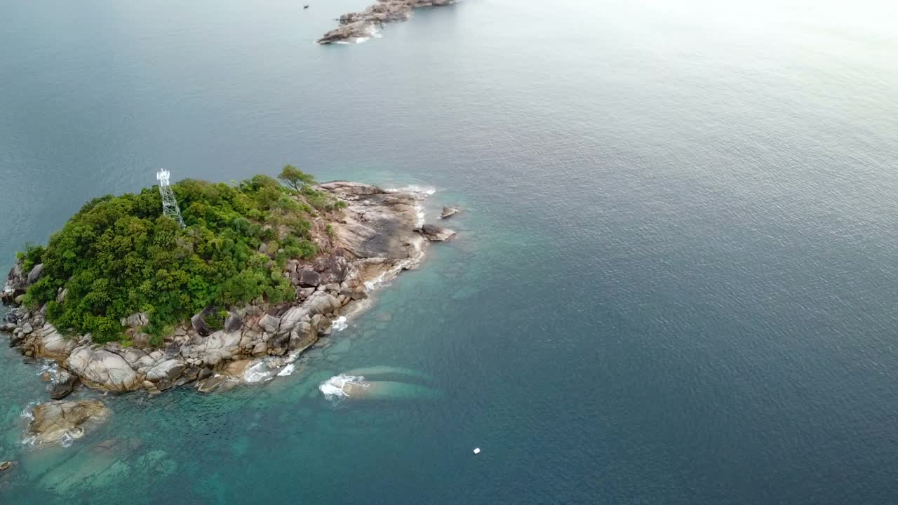 鸟瞰图热带小岛附近的利比岛清澈的海水和美丽的石头，沙顿，泰国。热带旅游概念视频素材