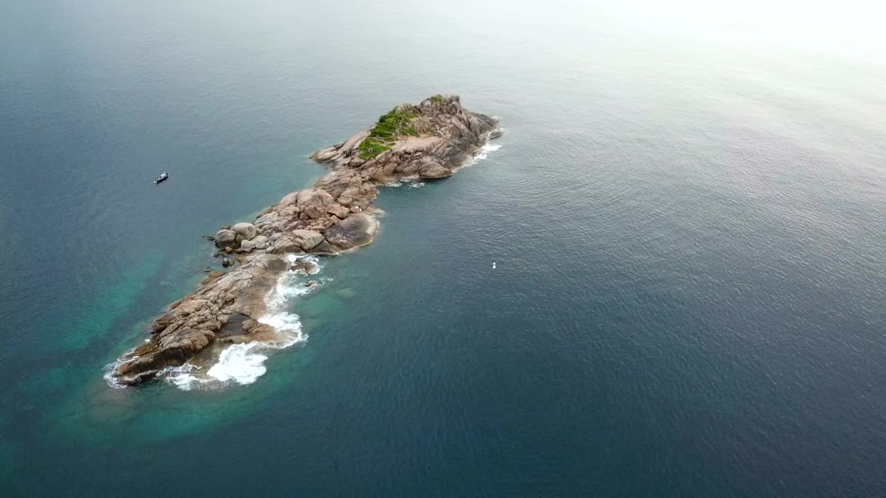 鸟瞰图热带小岛附近的利比岛清澈的海水和美丽的石头，沙顿，泰国。热带旅游概念视频素材