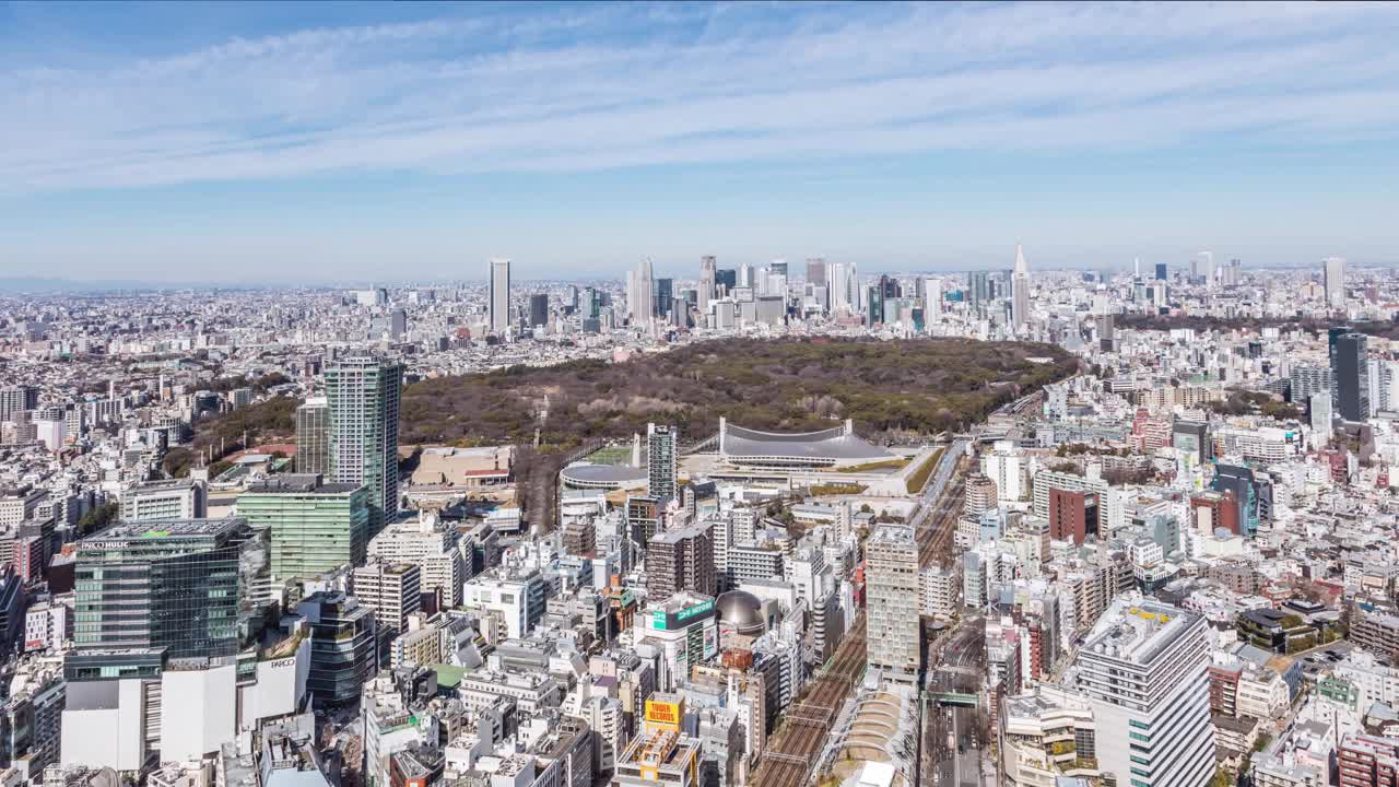 4K鸟瞰图东京城市与晴朗的蓝天，日本。视频素材