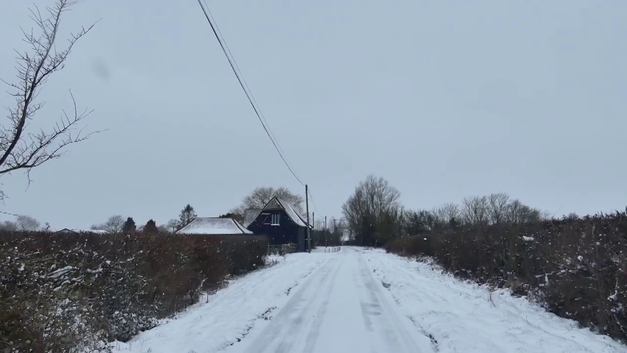 雪中的谷仓和道路视频素材