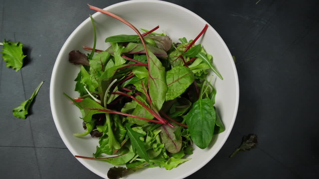 健康食品芝麻菜和菠菜沙拉视频素材