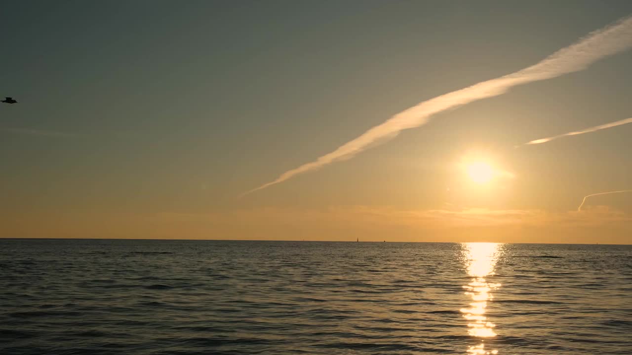 海浪在溅起水花。视频素材