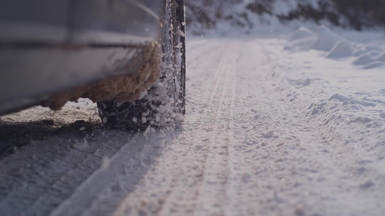 汽车在雪地上行驶的轮胎靠近了视频素材