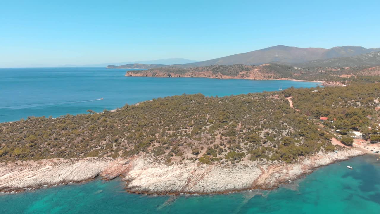 鸟瞰图美丽的海滩上的希腊岛，海岸线与绿松石海视频素材