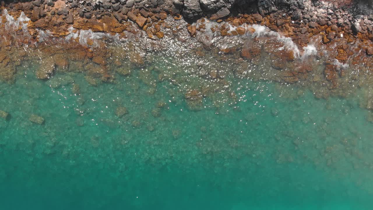 鸟瞰图美丽的海滩上的希腊岛，岩石海岸与绿松石海视频素材