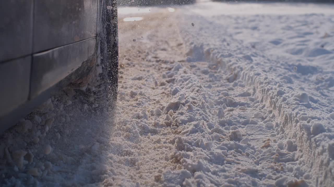 汽车在雪地上行驶的轮胎靠近了视频素材