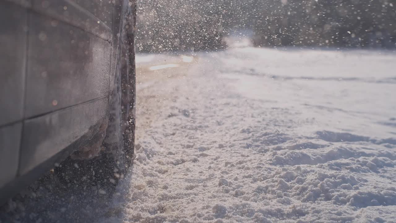 汽车在雪地上行驶的轮胎靠近了视频素材