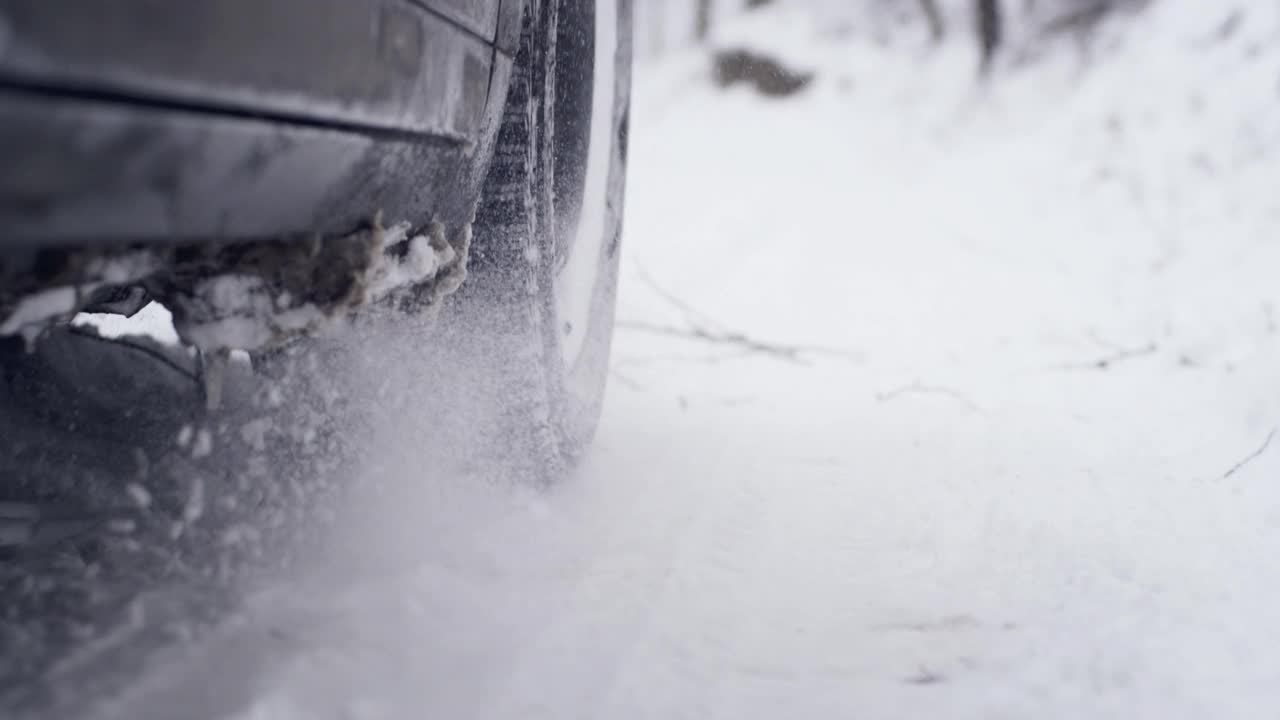 汽车在雪地上行驶的轮胎靠近了视频素材