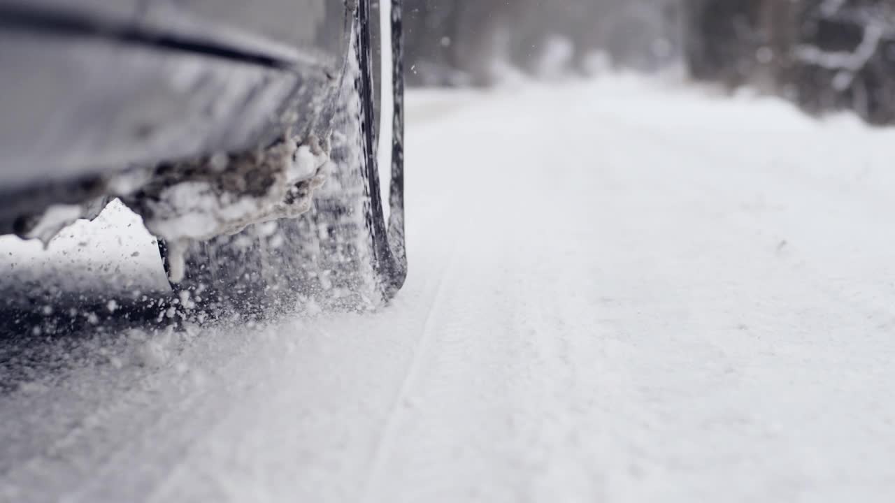 汽车在雪地上行驶的轮胎靠近了视频素材