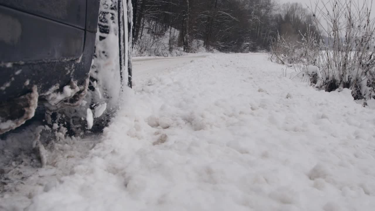 汽车在雪地上行驶的轮胎靠近了视频素材