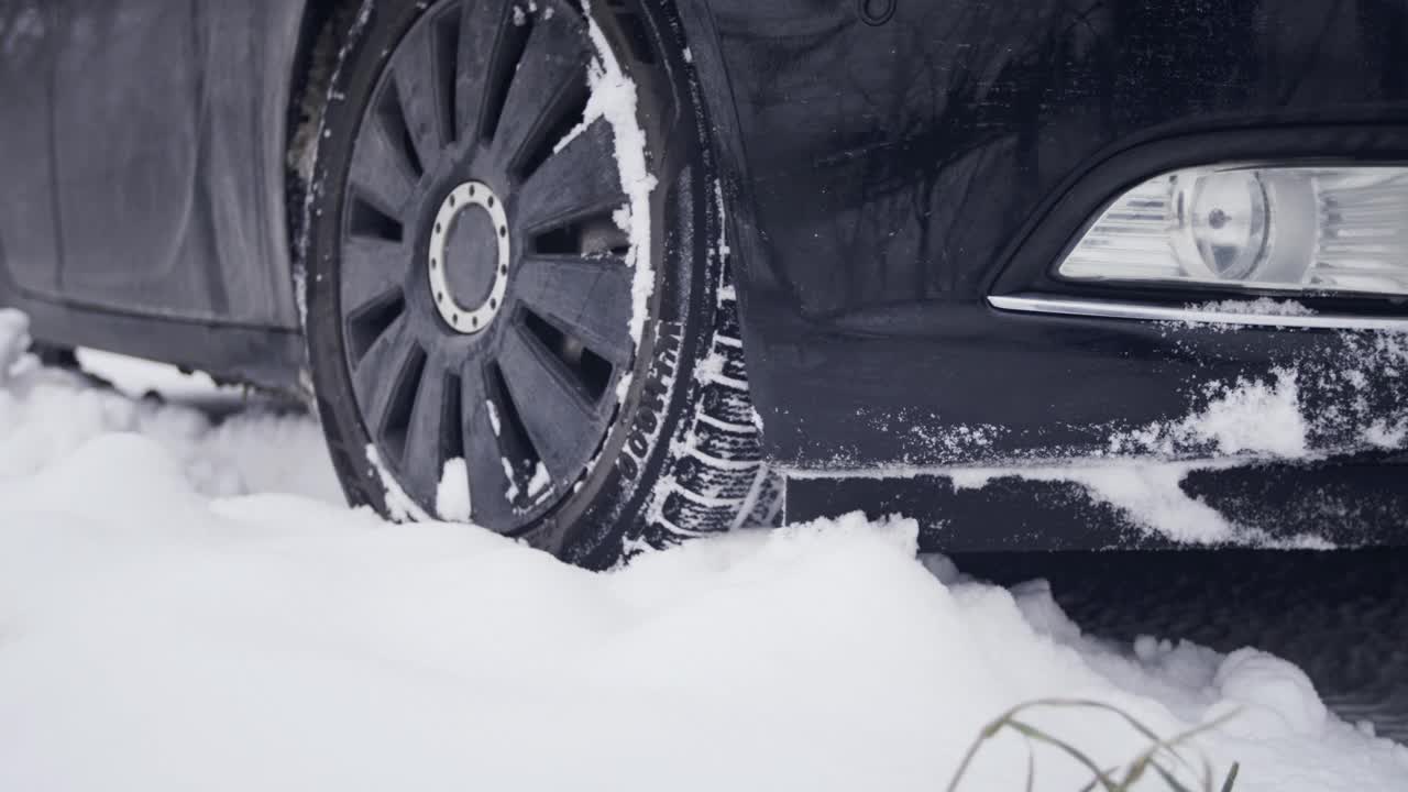 汽车在雪地上行驶的轮胎靠近了视频素材