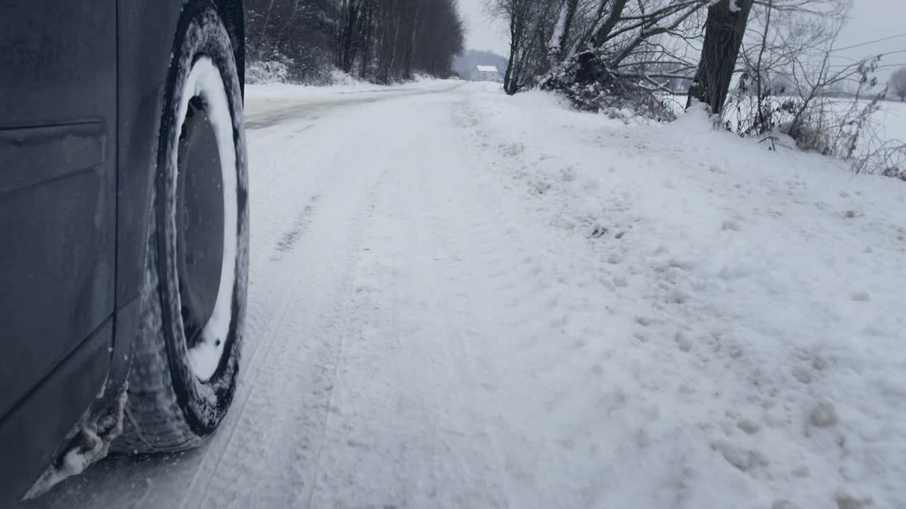 汽车在雪地上行驶的轮胎靠近了视频素材