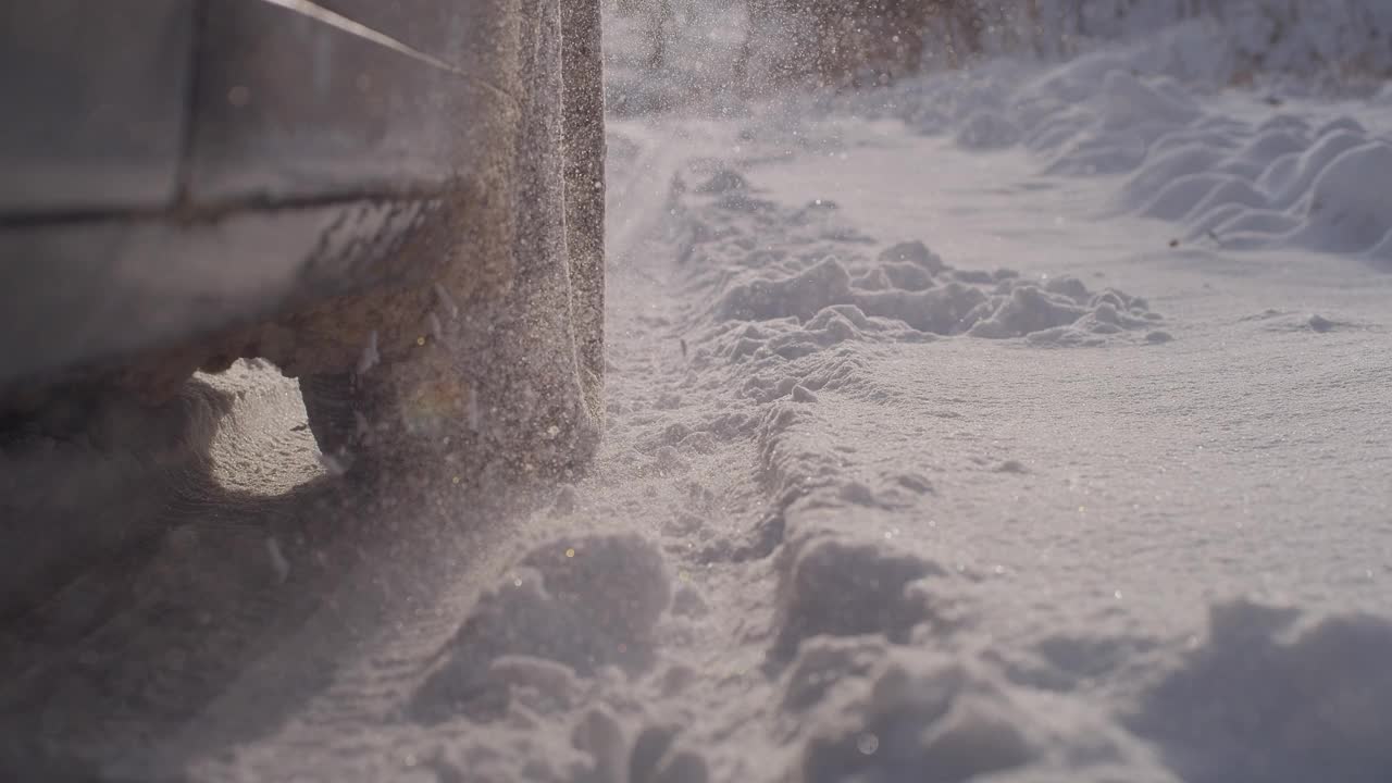 汽车在雪地上行驶的轮胎靠近了视频素材