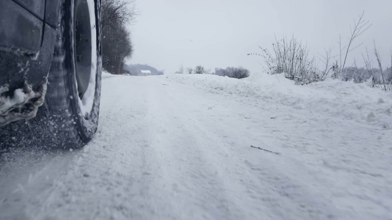 汽车在雪地上行驶的轮胎靠近了视频素材