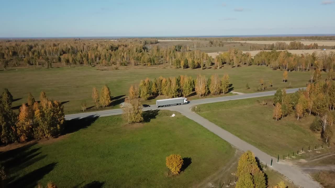 在乡村公路上行驶的集装箱卡车视频素材