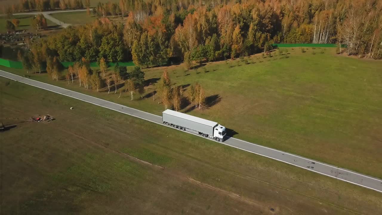 在乡村公路上行驶的集装箱卡车视频素材