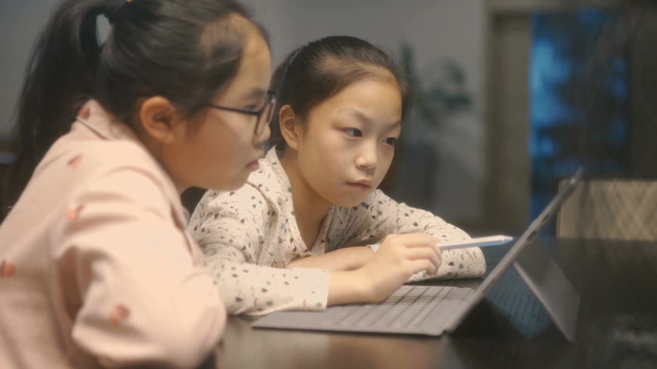 女孩在家里学习在线视频课程视频素材