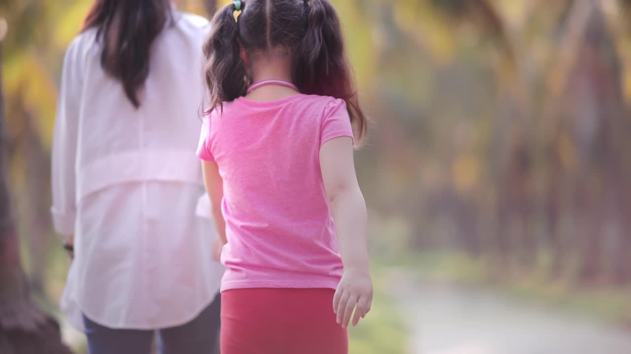 亚洲女孩在公园放松视频素材