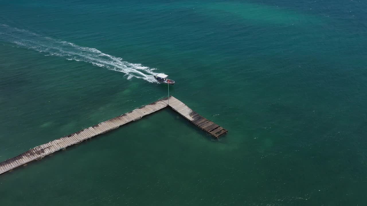 旅游船的鸟瞰图带着游客去海边旅行视频素材