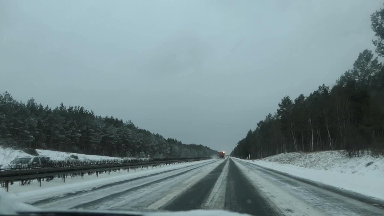 雪条件下高速公路。从柏林开到波兰的A13高速公路。扫雪机清理道路。视频素材