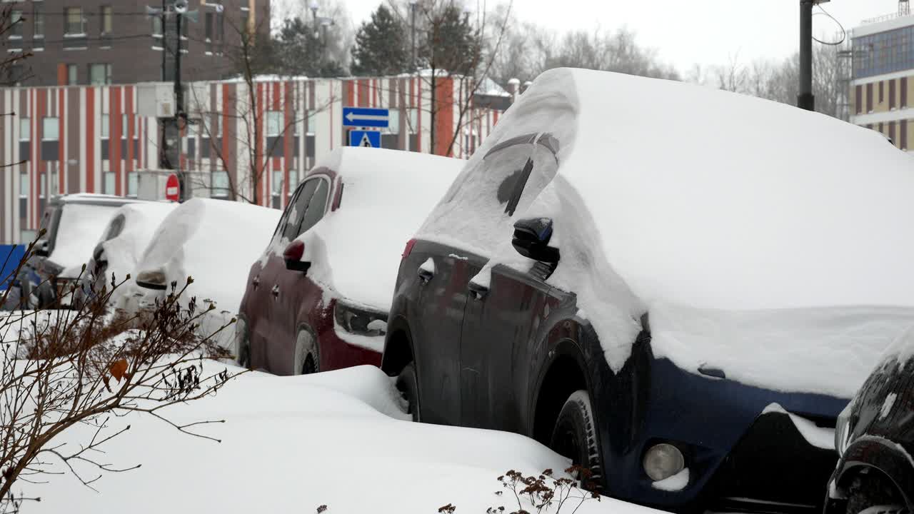 大雪纷飞，汽车在雪地里行驶视频下载