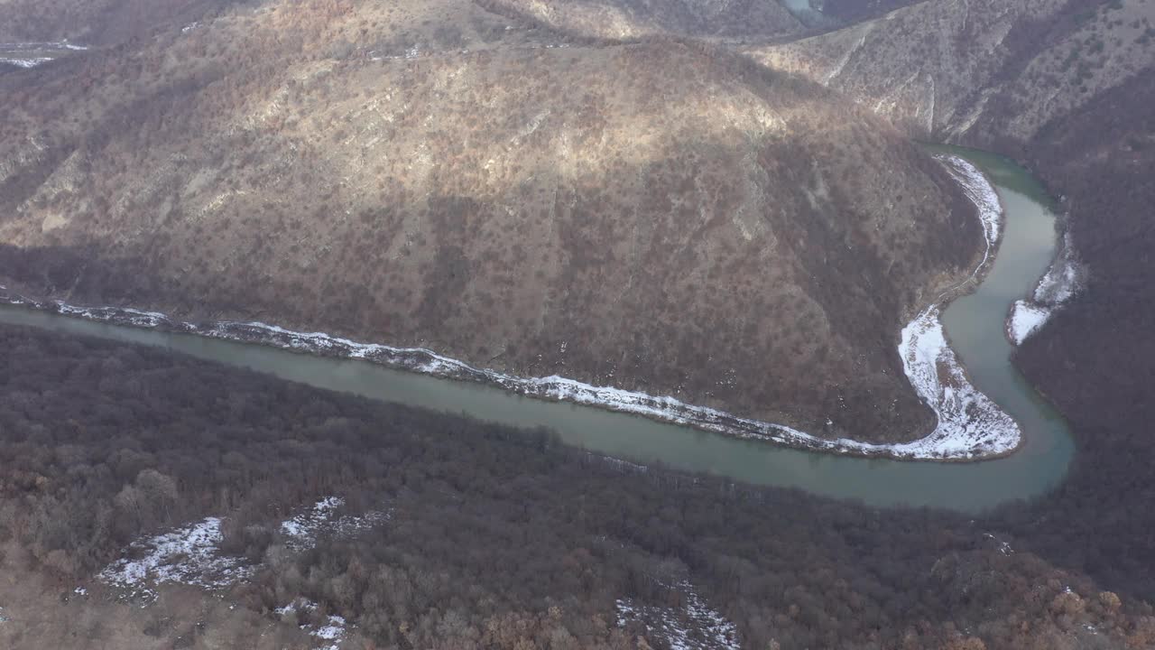 飞越提莫克河峡谷的4K航拍视频视频素材