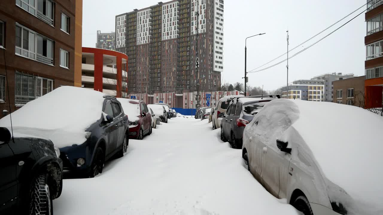 大雪纷飞，汽车在雪地里行驶视频下载