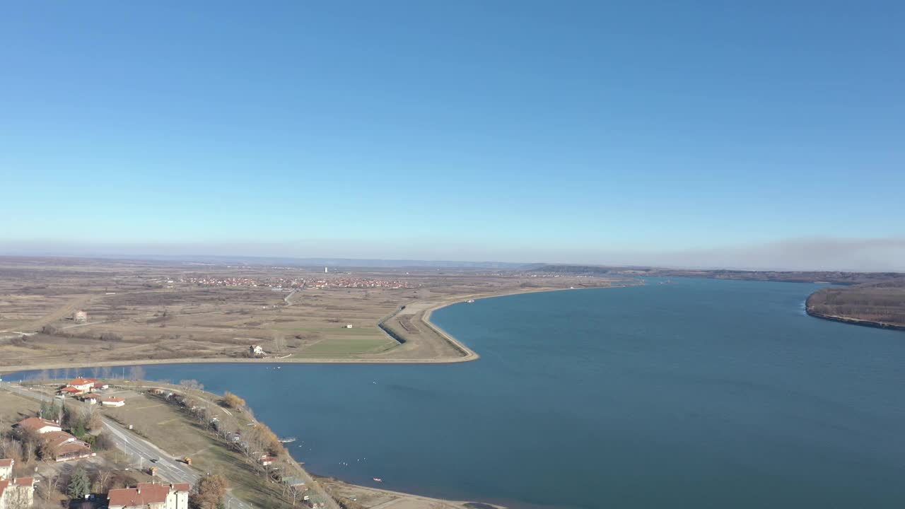 塞尔维亚东部多瑙河宽流量4K空中视频视频素材