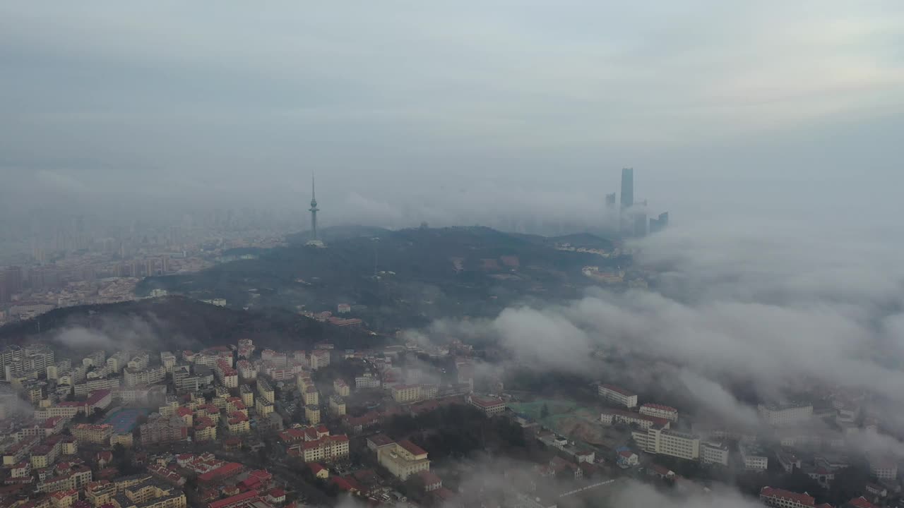 雾中的青岛老城，中国山东省青岛市视频素材