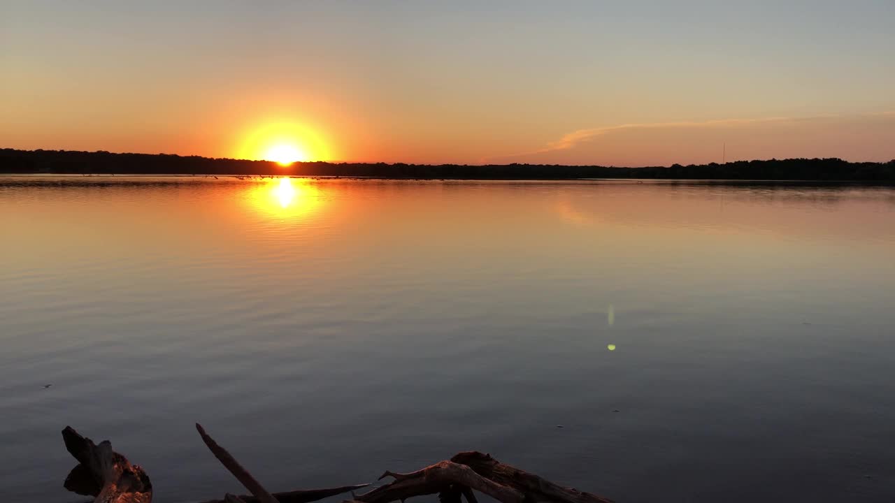 美丽的夕阳倒映在湖面上视频素材