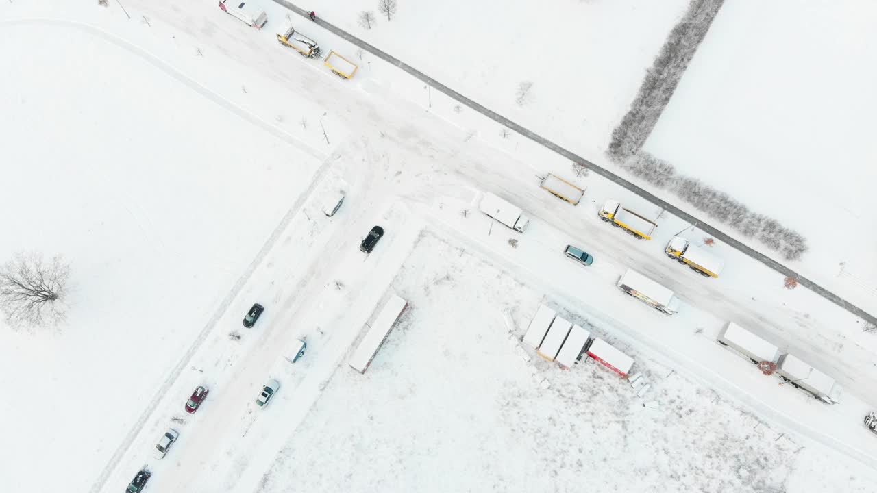 无人机拍摄的柏林阿德勒肖夫周围降雪景视频素材