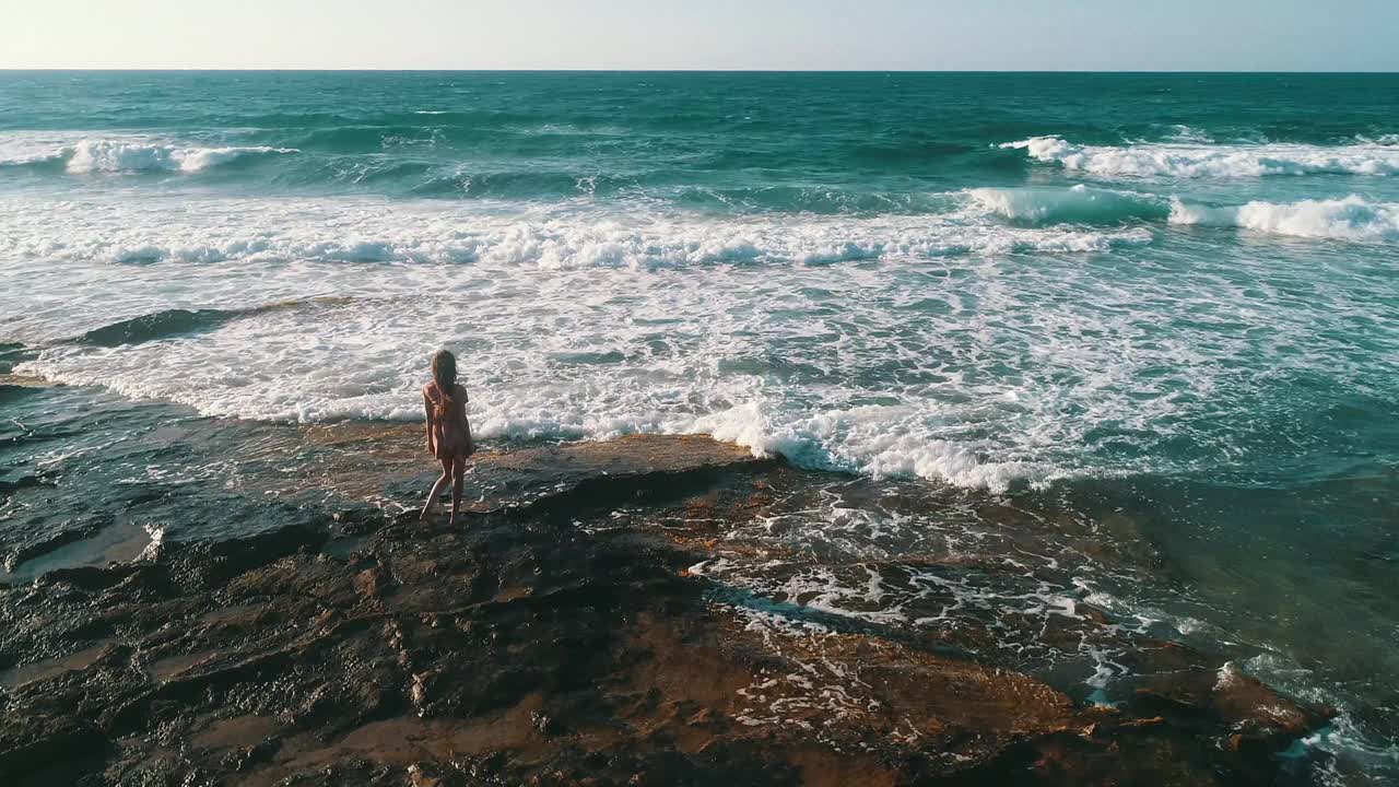 在海边度假的女人视频素材