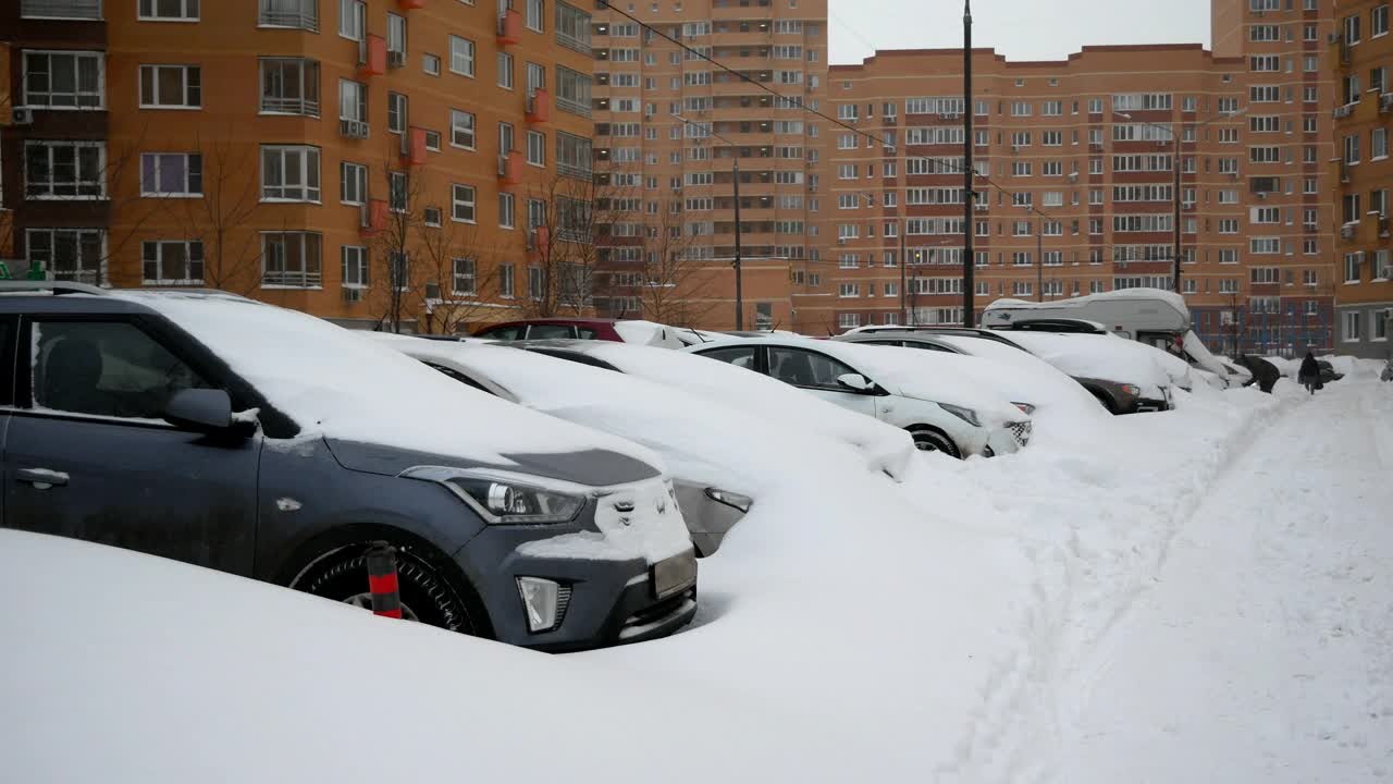 大雪纷飞，汽车在雪地里行驶视频下载