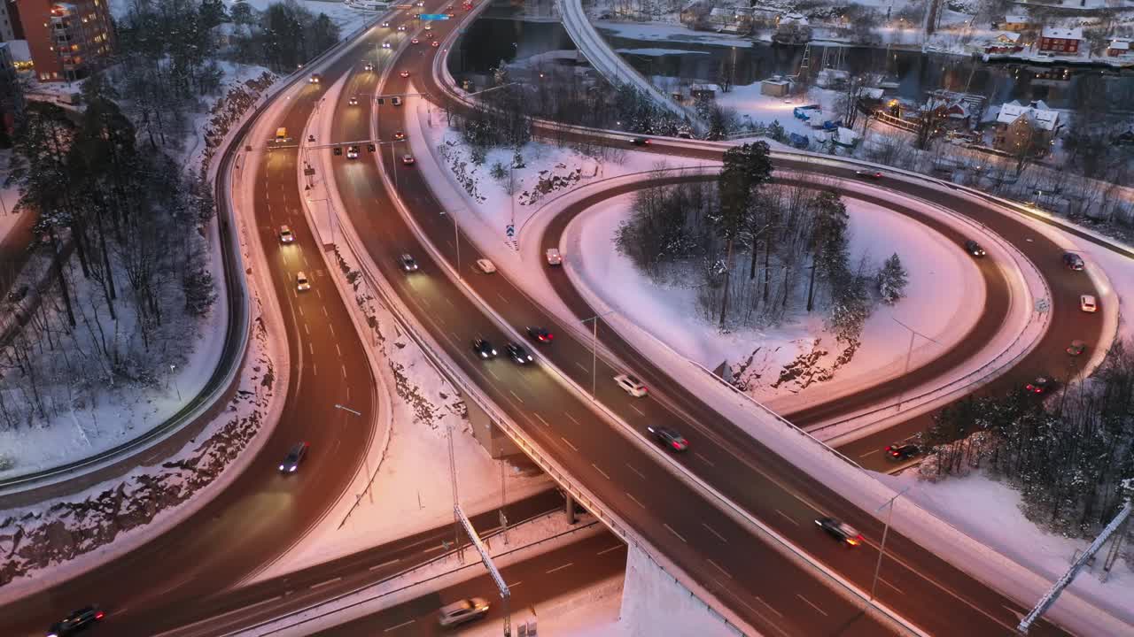 冬季夜晚的高速公路交通视频素材