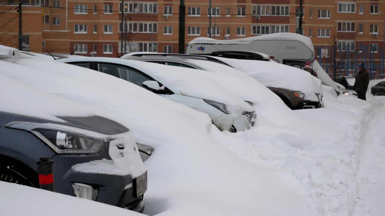 大雪纷飞，汽车在雪地里行驶视频素材