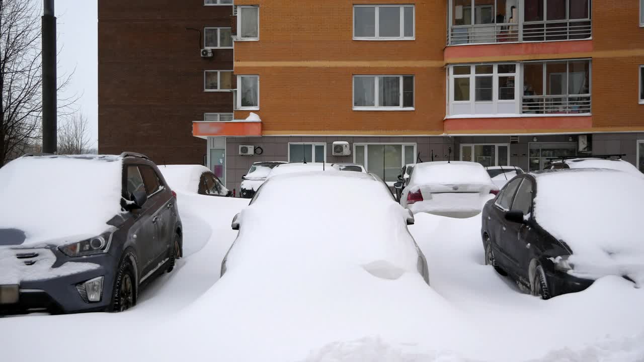 大雪纷飞，汽车在雪地里行驶视频素材