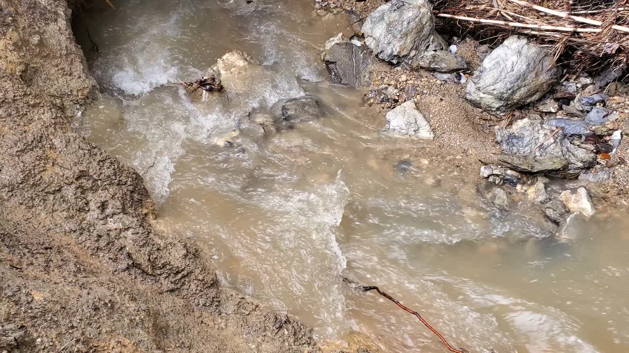 河川大暴雨后洪水运动，气候变化，自然灾害视频素材